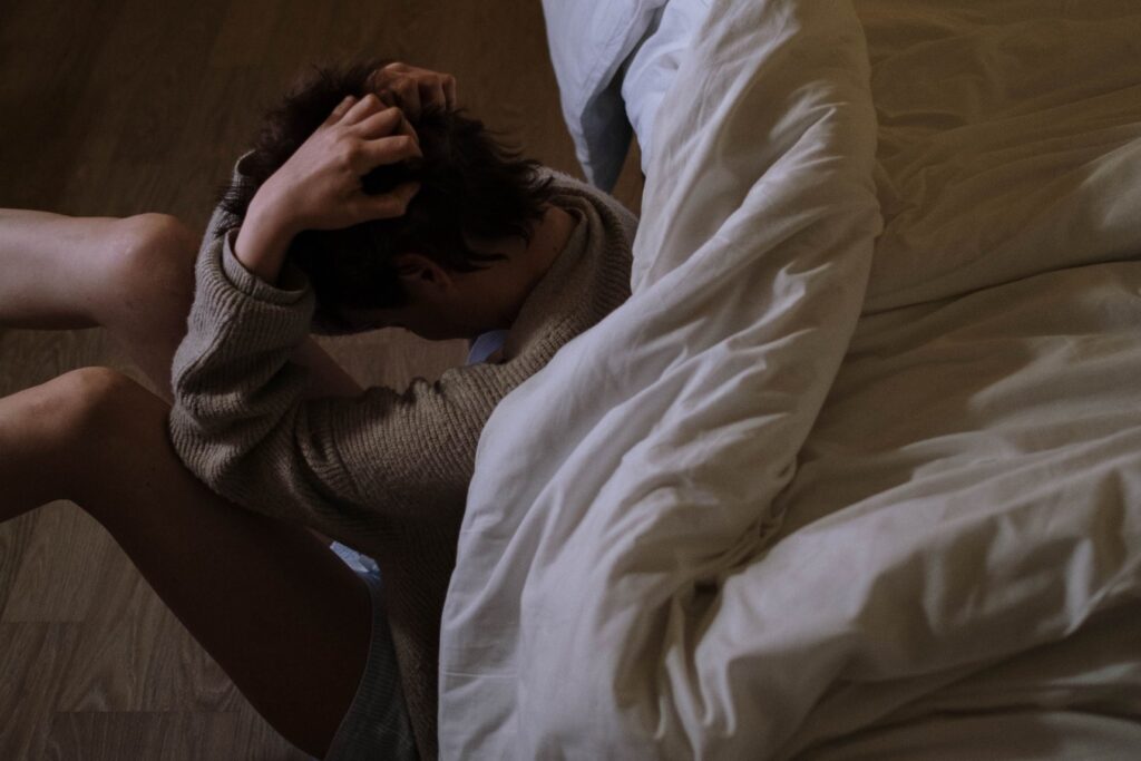 ¿Qué es un ataque de ansiedad por la noche? Síntomas y qué hacer